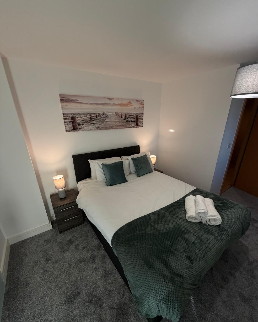 Stylish 2-Bed w/ Balcony | City Centre3