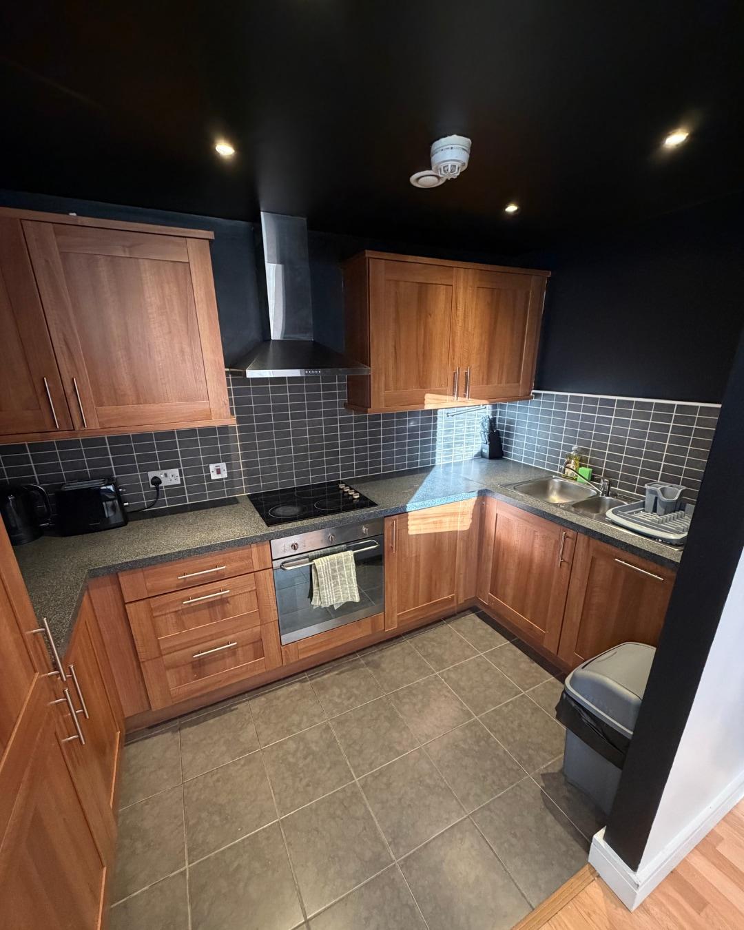 Stylish 2-Bed w/ Balcony | City Centre4