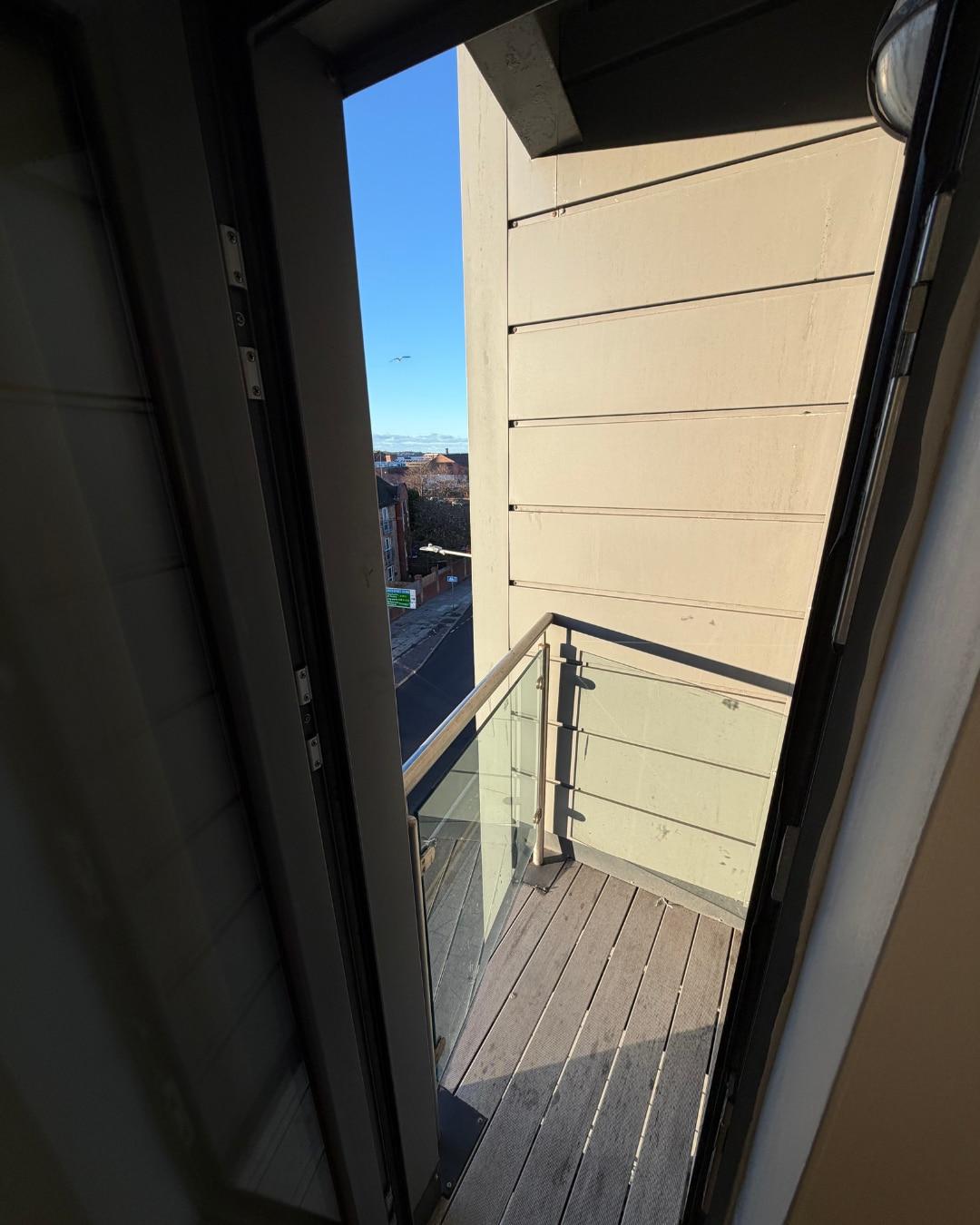 Stylish 2-Bed w/ Balcony | City Centre5