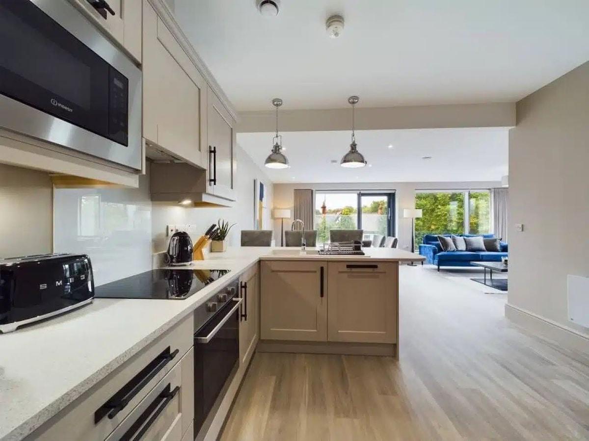 Lesley House Apartments by StaySavvy Accommodation4